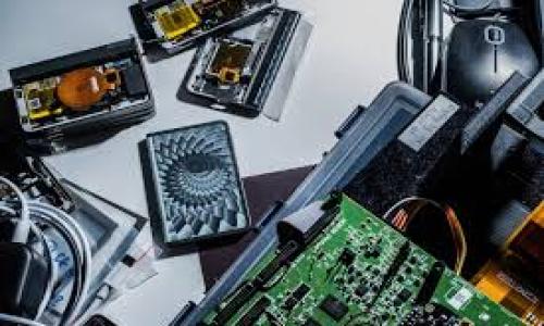    揭秘比特币钱包：数字财富的安全护航者  / 
 guanjianci  比特币钱包, 数字货币, 安全性  /guanjianci 

引言：数字财富的崛起
在这个数字化迅速扩张的时代，比特币作为一种新兴的数字货币，逐渐成为投资者和普通人手中的“数字金条”。而比特币钱包，作为存储这种数字财富的工具，其重要性不言而喻。想象一下，犹如一座宏伟的金库，稳稳地守护着每一枚比特币，保护着我们的财富不受侵害。那么，比特币钱包的本质是什么？它的背后又隐藏着怎样的故事？

比特币钱包的基本概念
比特币钱包，本质上是一种软件程序或硬件设备，旨在帮助用户安全地存储、接收和发送比特币。与传统的实体钱包不同，比特币钱包并不保存实物货币，而是存储着用户的私钥和公钥。私钥如同一把通向你财富的金钥匙，只有拥有它，才能访问到你在比特币网络中的资产；而公钥则类似于一个账户号码，可以让他人向你发送比特币。

私钥与公钥：钥匙背后的故事
在这个看似抽象的概念背后，私钥和公钥的关系就像是晨雾中的老桥，默默支撑着一座座金融交易的桥梁。私钥是由一串复杂的数字和字母组成，它如同一柄无形的剑，只有你知道如何去使用，才能够在数字世界之中掌握自己的财富。而公钥则如同大海中的灯塔，指引着他人向你的账户发送资金。

钱包的种类：选择的艺术
比特币钱包的种类如同丰富多彩的调色板，各具特色，让人眼花缭乱。主要分为热钱包和冷钱包两大类。热钱包是指在线或移动应用中的钱包，具有便捷的特点，就像是你随时可以打开的图书馆，随时获取最新的信息。然而，它的安全性相对较低，容易受到黑客攻击。另一方面，冷钱包是离线存储的设备，具有极高的安全性，如同深藏于地下的保险箱，让财富得以安然无恙。

安全性：数字钱包的护航者
比特币钱包的安全性至关重要，如同一道无形的护城河，防止外敌入侵。在选择钱包时，用户需要考虑多重因素。双重身份验证、钱包备份和加密存储等技术，就像是层层防护网，将潜在的危险挡在外面。同时，保持设备和软件的更新是保障安全的重要措施，防止因漏洞被攻击者趁虚而入。

如何使用比特币钱包
使用比特币钱包的过程，就像是一次与财富亲密接触的旅程。首先，用户需要根据自己的需求选择合适的钱包类型并进行安装。接着，便可以创建一个钱包账户，生成属于自己的私钥和公钥。使用时，输入接收方的公钥，填写金额，即可完成交易。这个过程虽然简洁，却隐藏着无数的技术细节与安全隐患。

比特币钱包的未来展望
难以预测的未来如同翻滚的波涛，而比特币钱包的发展趋势则显得尤为重要。随着区块链技术的进步，钱包的功能将愈加丰富，用户体验也将不断提升。从去中心化钱包到多重签名技术的应用，它们都将成为未来数字货币世界中不可或缺的组成部分。同时，伴随法律法规的完善，用户的权益将得到进一步保障，让比特币钱包的未来更加光明。

总结：掌握数字财富的钥匙
比特币钱包虽然是一个技术性的工具，但它背后承载着每一个投资者的梦想与期待。正如一位守护者，始终在暗中守护着我们的数字财富。了解比特币钱包的本质，不仅是掌握财富保护的钥匙，也是拥抱未来数字风潮的第一步。在不断变化的数字货币世界中，唯有不断学习与适应，才能在这条曲折的道路上立于不败之地。

附录：资源与进一步学习
在这段探索比特币钱包之旅的过程中，不妨参考以下资源以加深理解：
ul
li官方网站：比特币官网(a href=